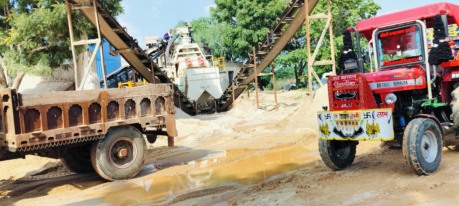 Illustration showing the construction of jaw crushers, highlighting the main frame, jaws, liners, cheek plates, and crushing chamber components.